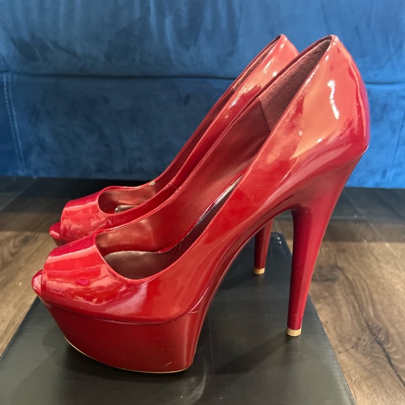 NEVER BEEN WORN Candy Apple Red Patent Leather Pumps. Size 9 - Picture 8 of 10